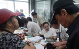 Người dân Hà Nội hào hứng đi làm thẻ xe buýt miễn phí